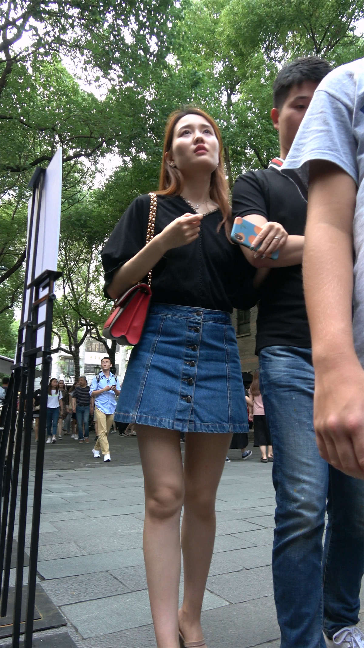 牛仔裙长腿长发小姐姐-日更街拍