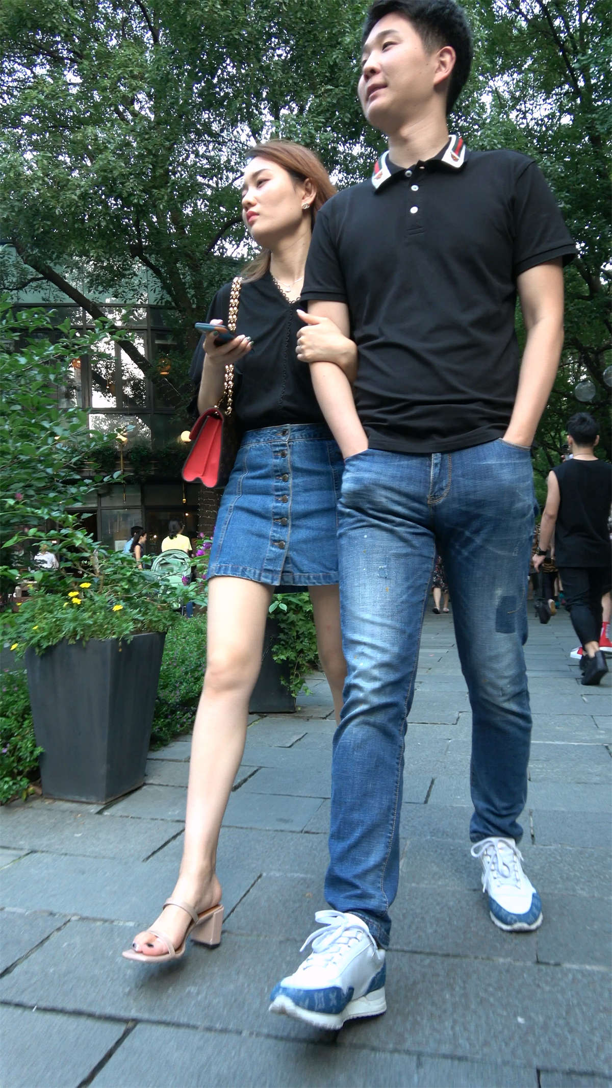 图片[2]-牛仔裙长腿长发小姐姐-日更街拍