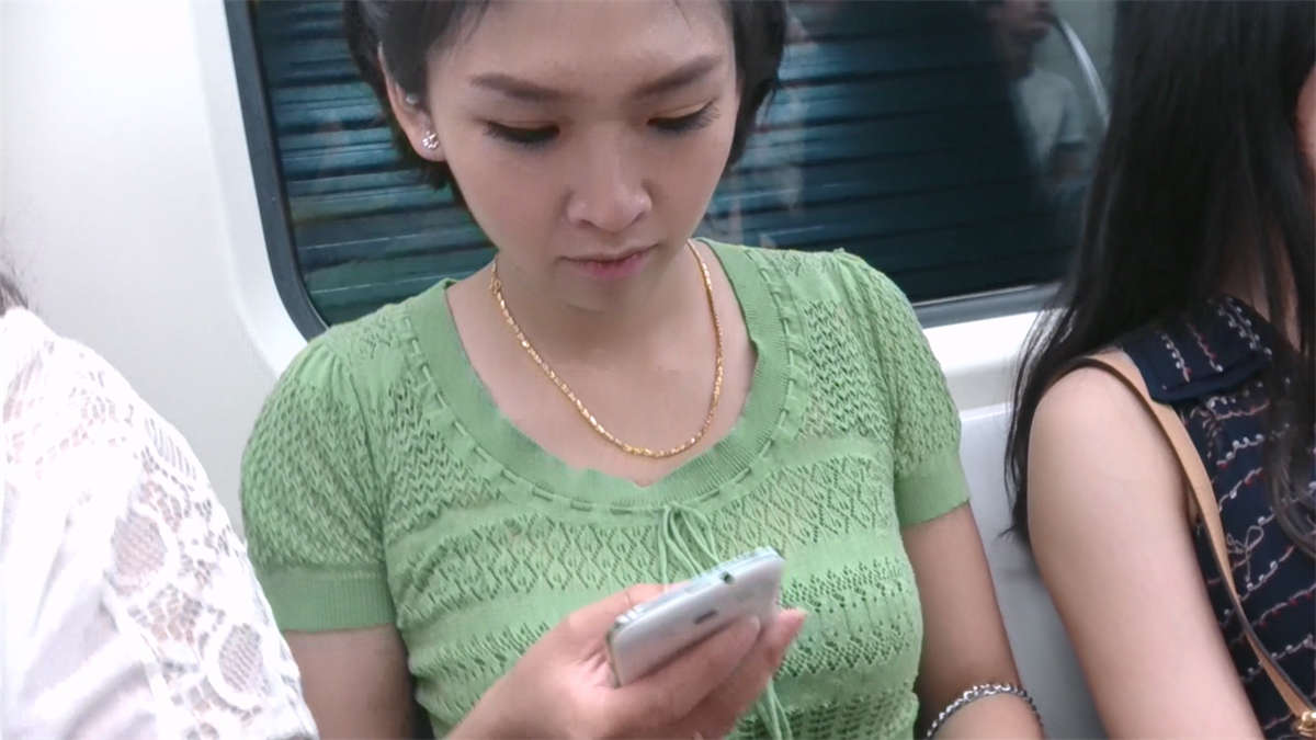 图片[2]-地铁上漂亮的牛仔短裤美女-日更街拍