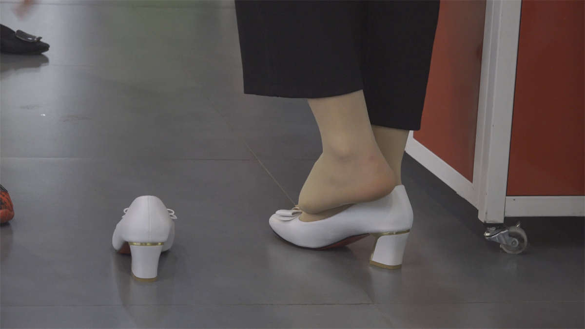 白色高跟鞋街拍丝足插图1