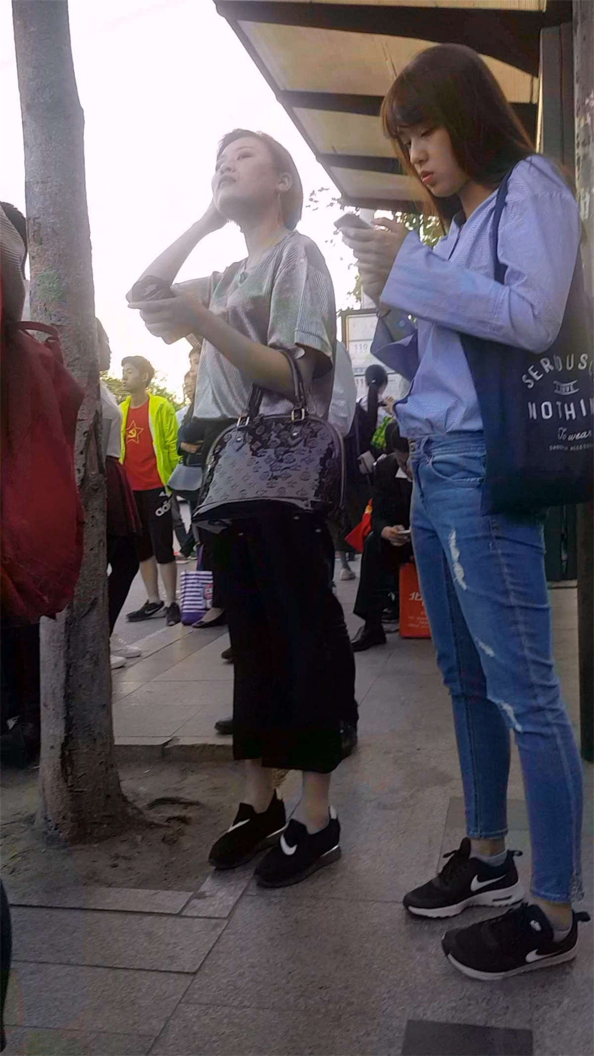 图片[2]-黑色紧身裤短发美女-日更街拍