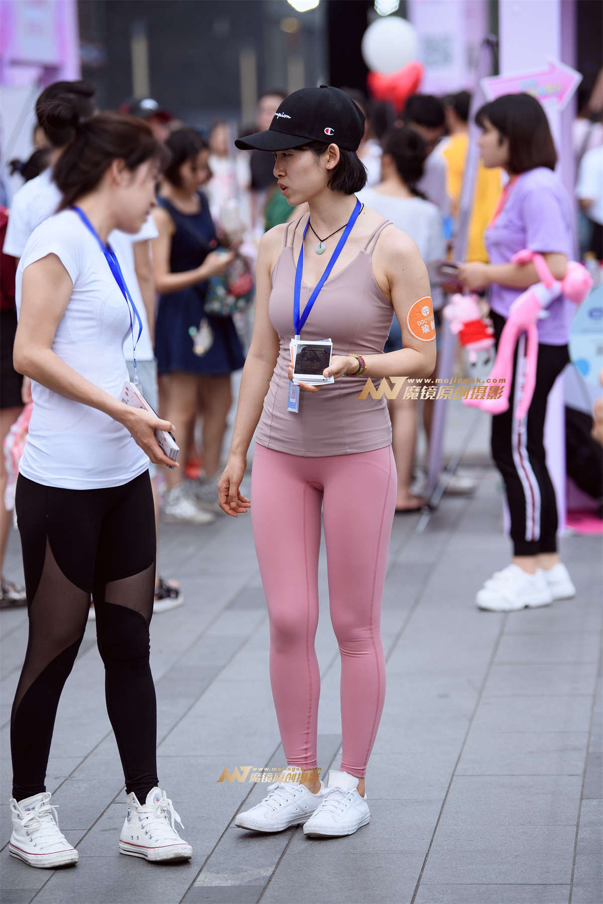 【久久赛帖】极致紧身粉色瑜伽裤-日更街拍