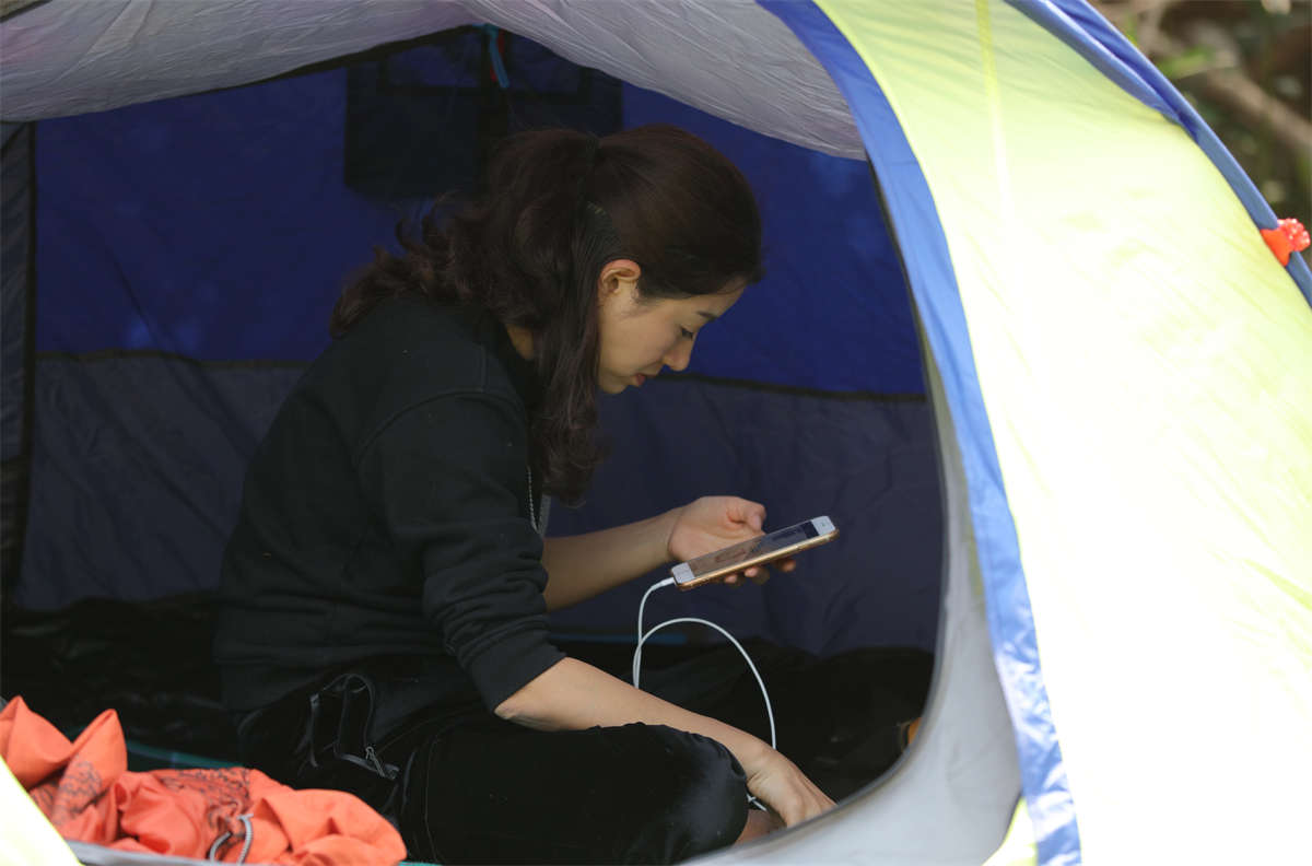 图片[2]-踏青公园街拍系列No.1684 漂亮少妇卖萌自拍后掉转方向，瞬时门户大开，美足全面失守 第2套-日更街拍