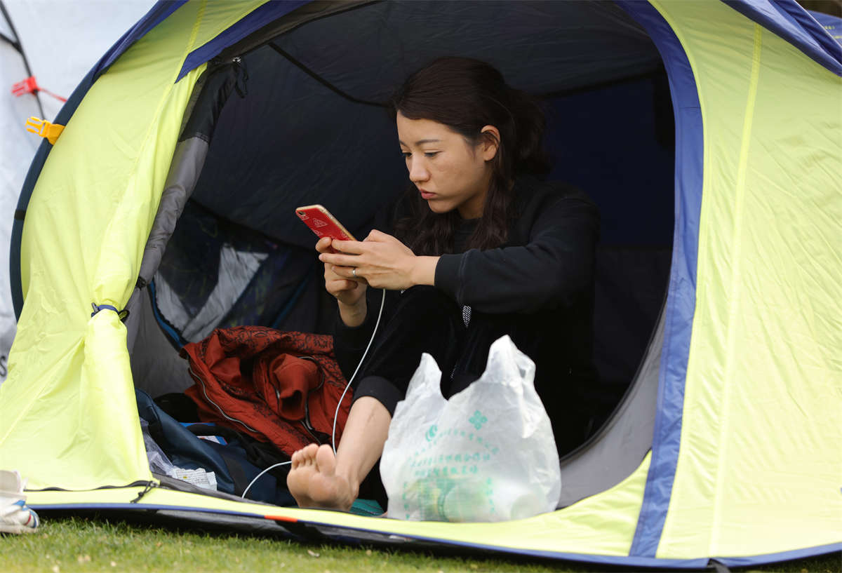 踏青公园街拍系列No.1684 漂亮少妇卖萌自拍后掉转方向，瞬时门户大开，美足全面失守 第2套-日更街拍