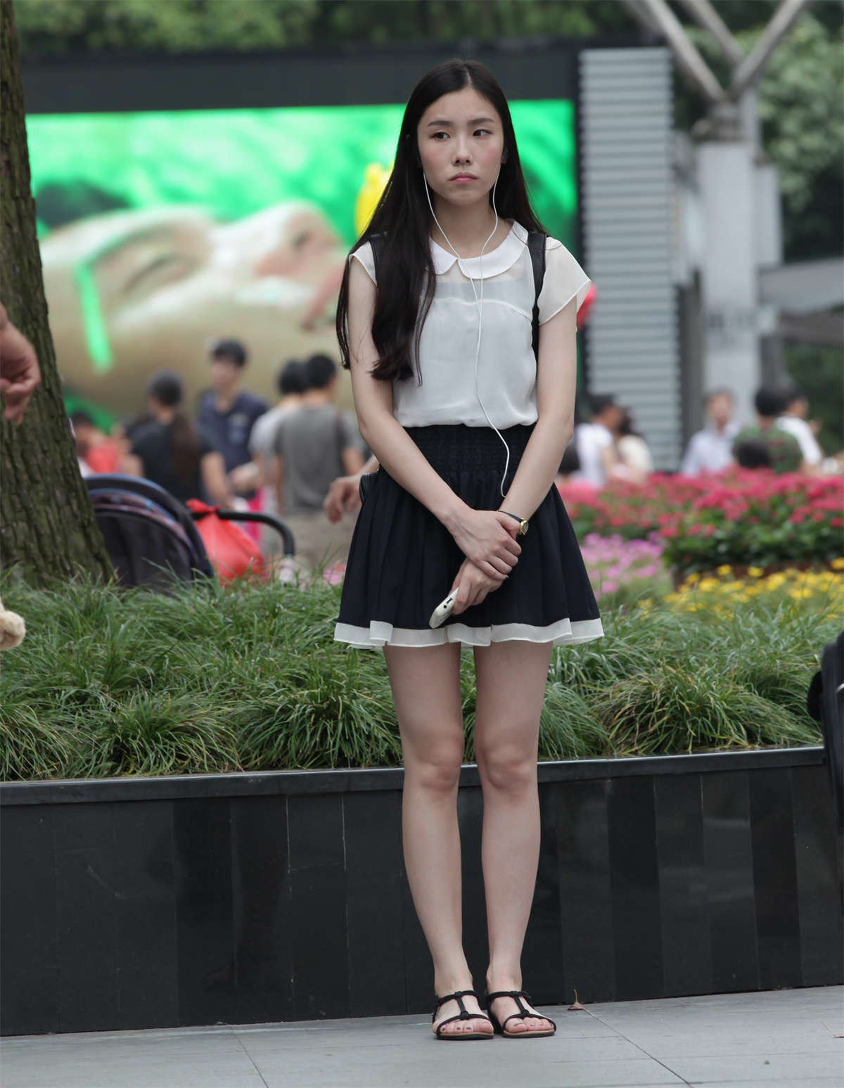 踏青公园街拍系列No.909 这么白的脚，在盛夏出现有些过分了-日更街拍