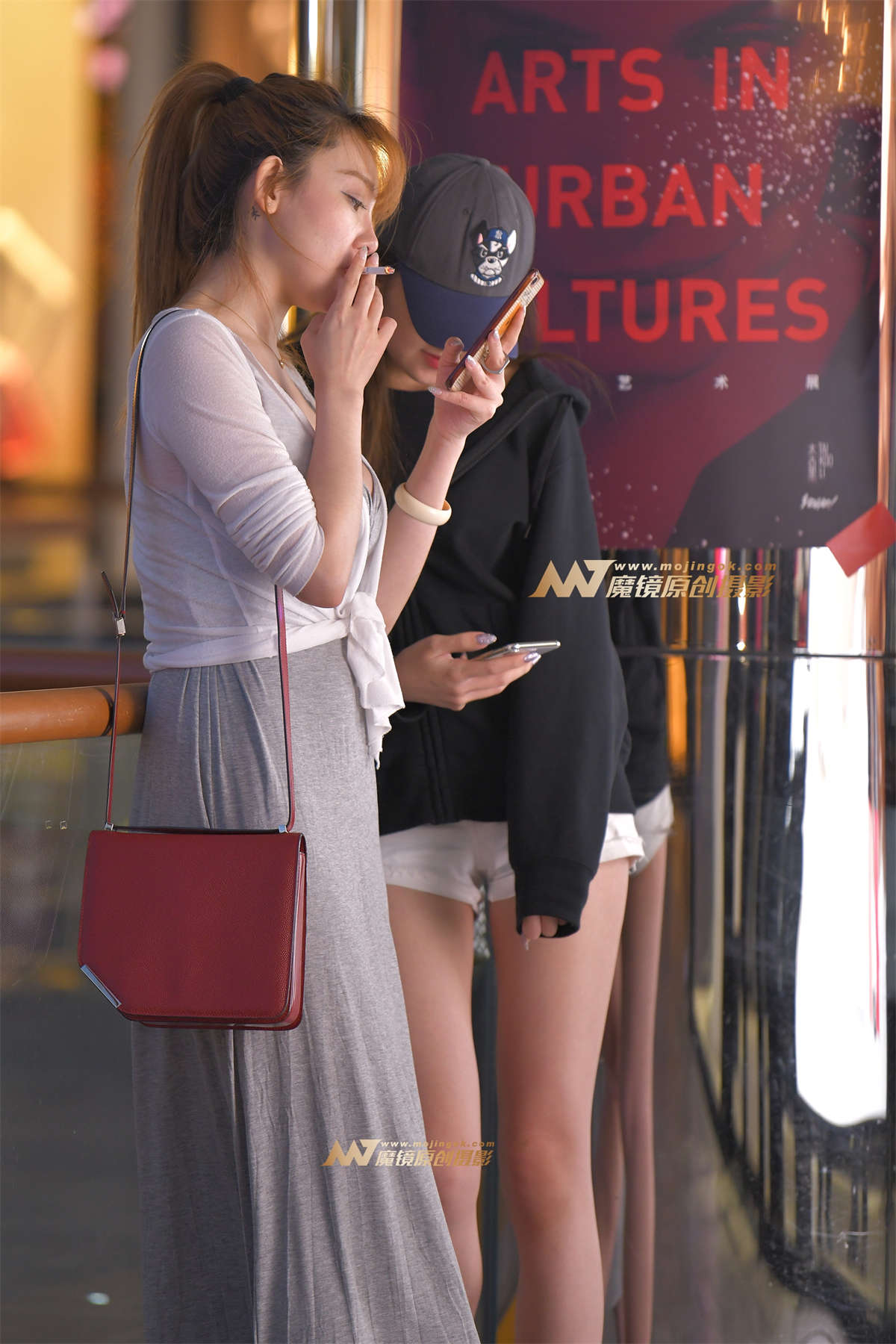 【红石赛帖】夜拍买香水的少妇-日更街拍