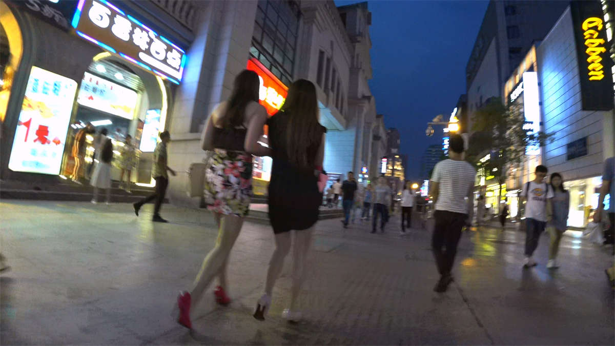 图片[2]-跟拍花色紧绷包臀裙粉色高跟丰臀长腿美少妇-日更街拍