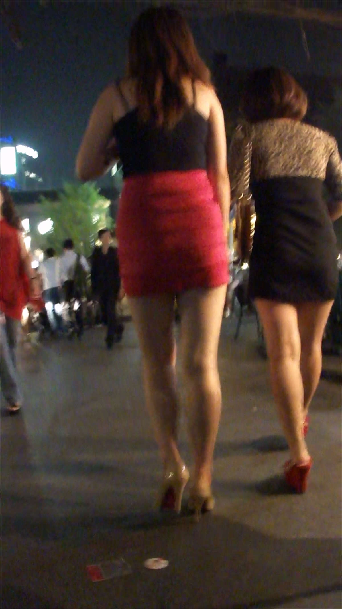 图片[2]-丰满圆润，紧身包臀裙-日更街拍