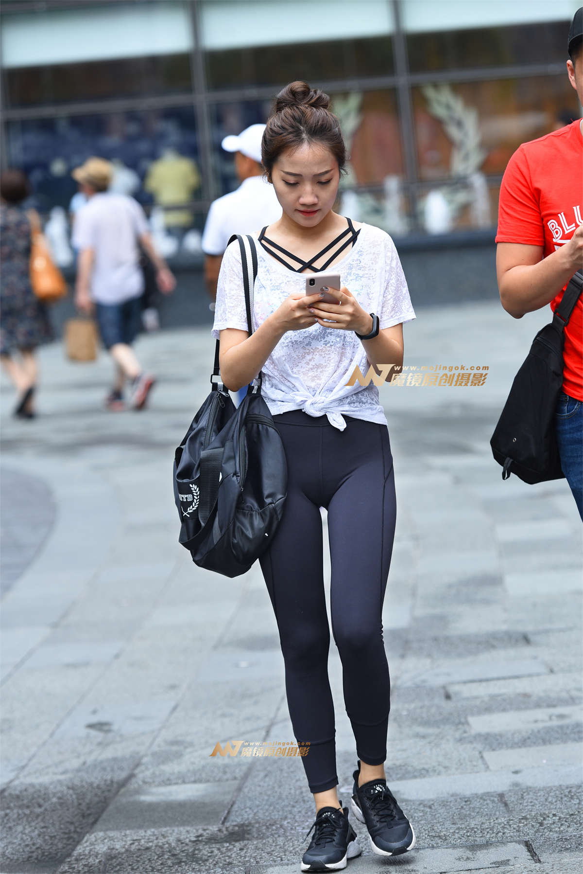 【咔喳赛贴】一直看手机-日更街拍