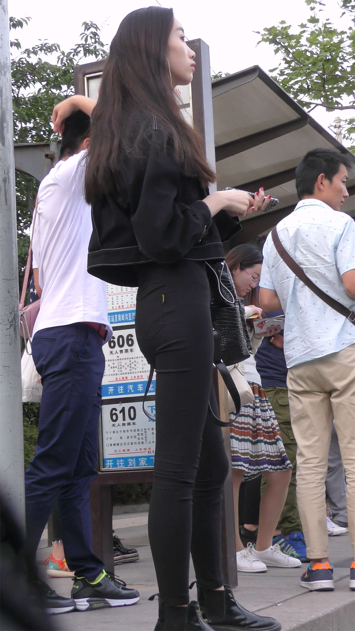 图片[2]-紧身黑裤牛仔外套高挑美女美腿-日更街拍