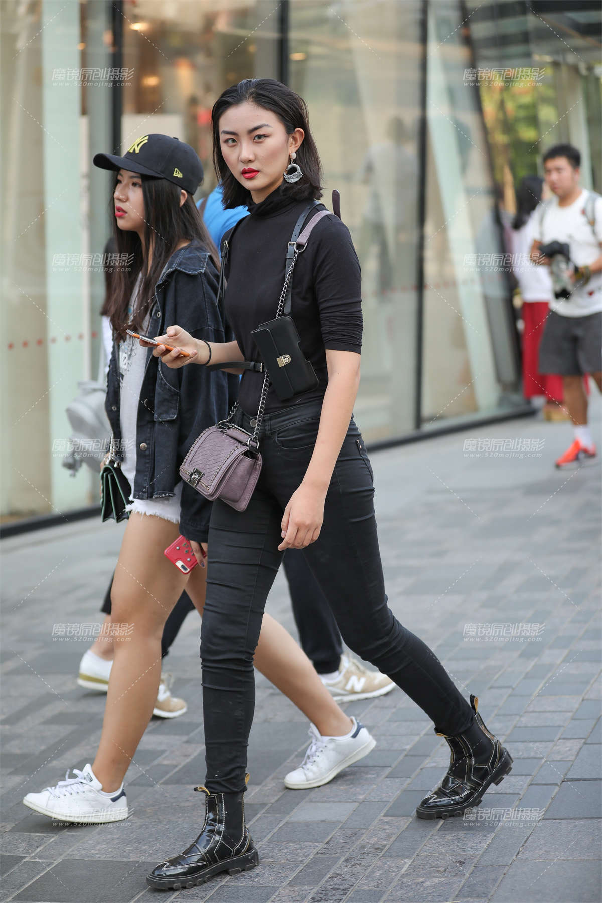 带点酷劲的紧牛妹纸-日更街拍