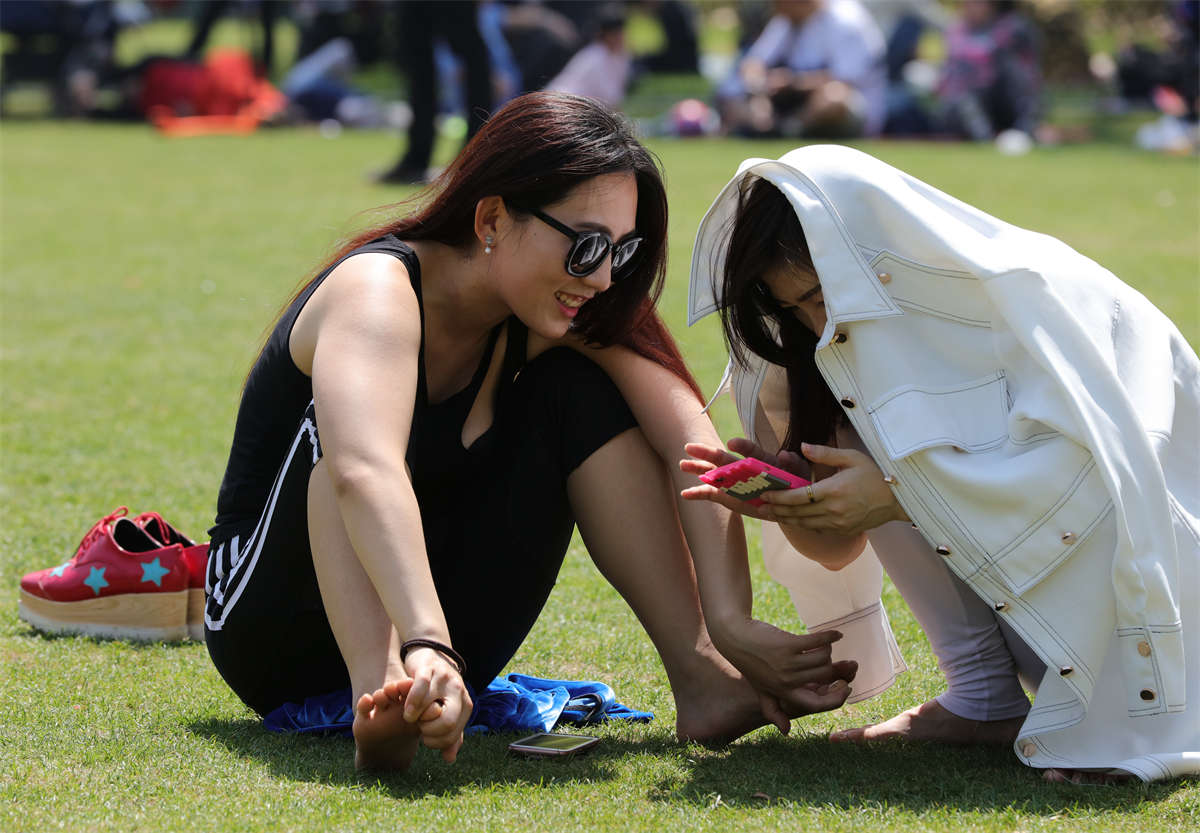 图片[2]-踏青公园街拍系列No.753 性感的长发美女非要给我表演一段瑜珈助兴-日更街拍