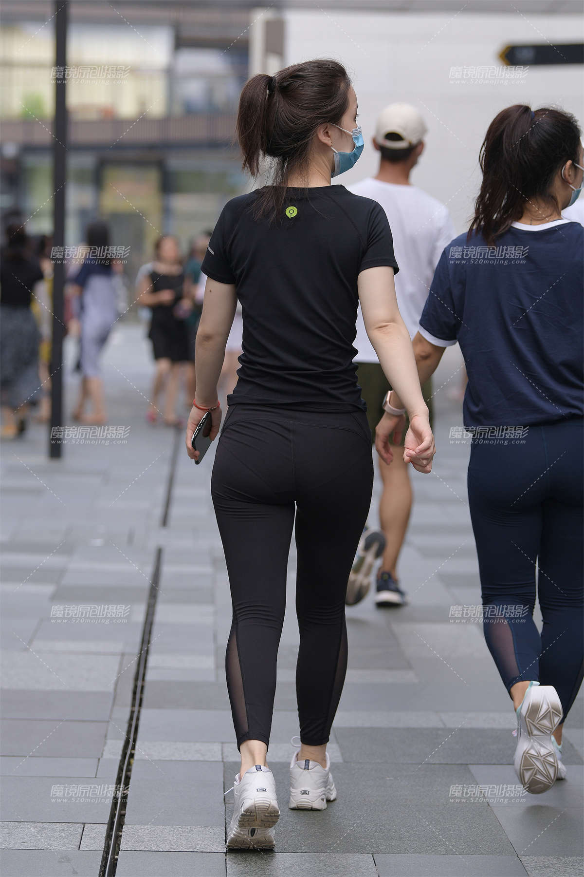 图片[2]-简约黑，润臀美女-日更街拍