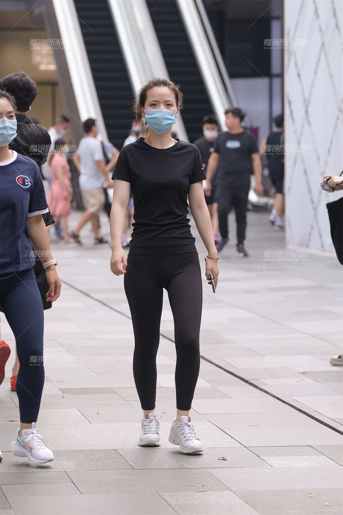 简约黑，润臀美女-日更街拍