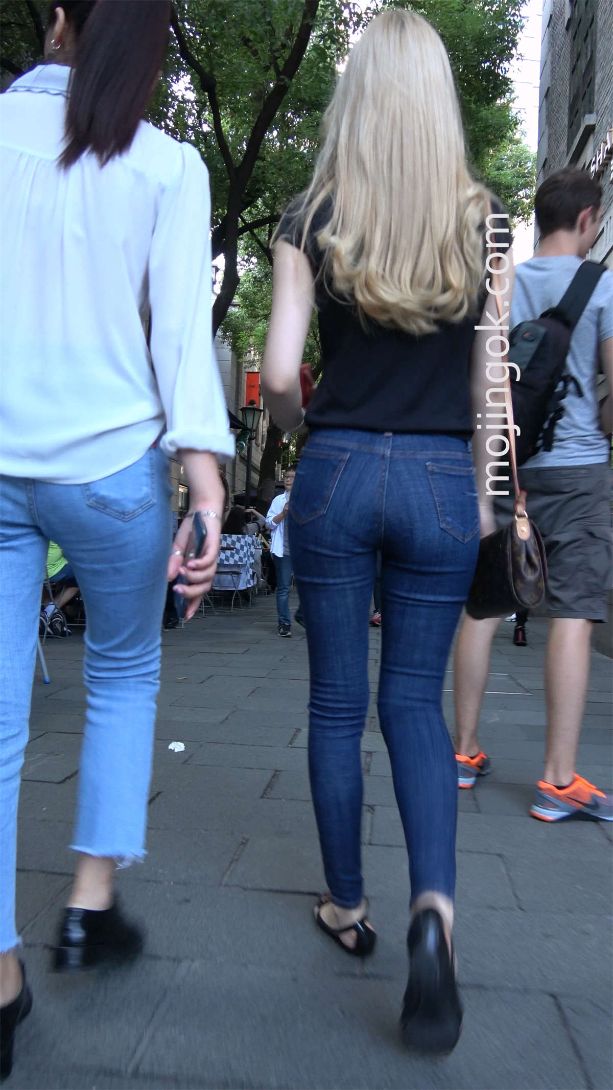 图片[2]-紧身蓝牛金发小姐姐-日更街拍