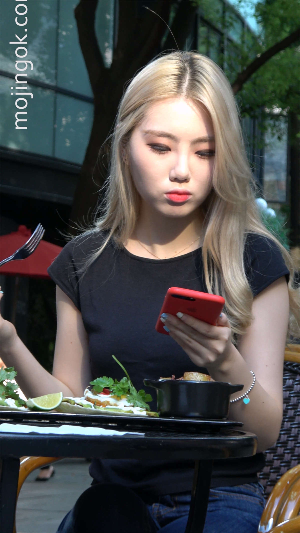 紧身蓝牛金发小姐姐-日更街拍