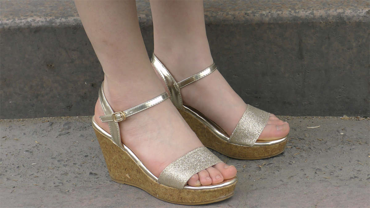 图片[2]-牛仔长袖加凉鞋的搭配-日更街拍