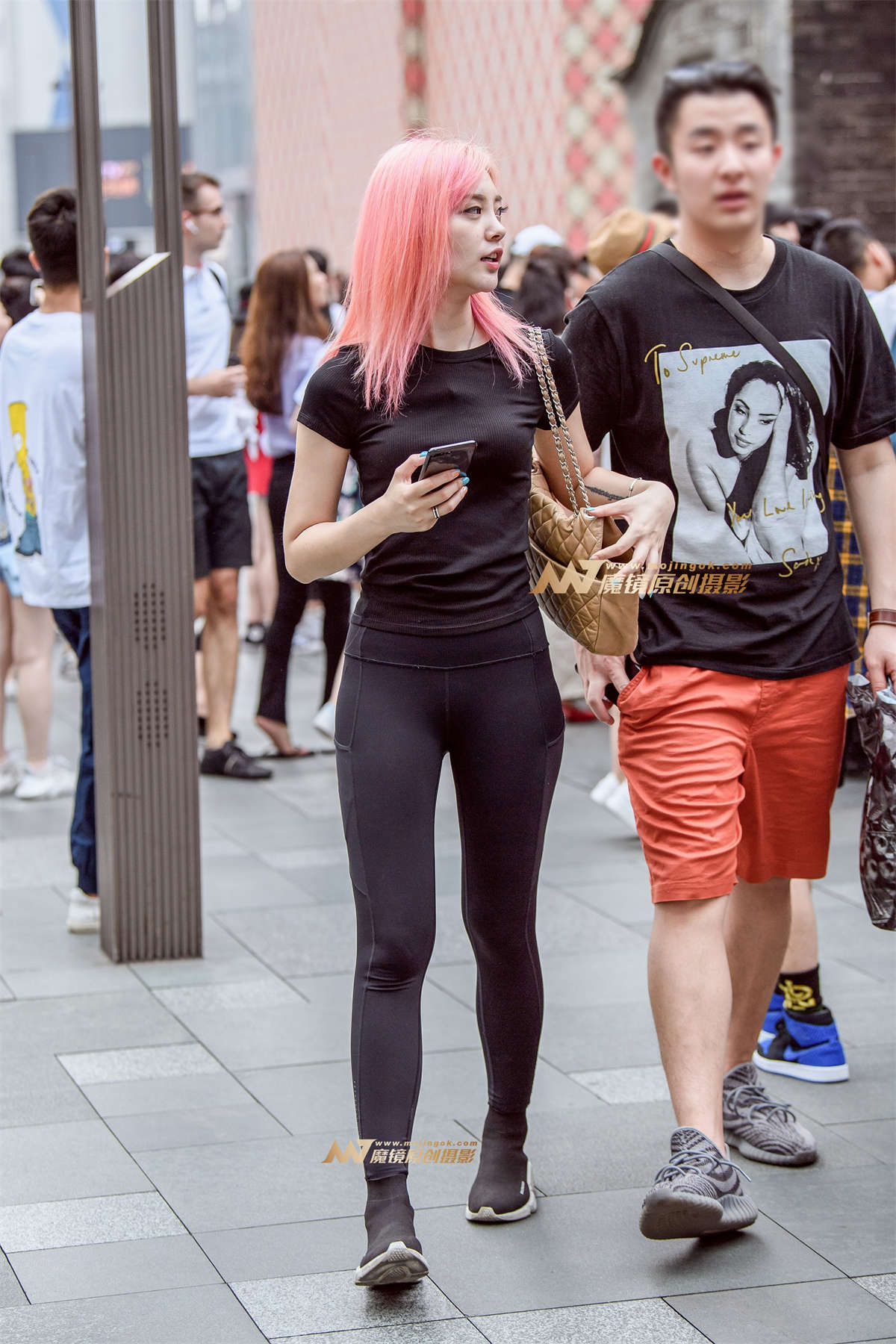 【久久赛帖】紧身黑裤时髦美女-日更街拍