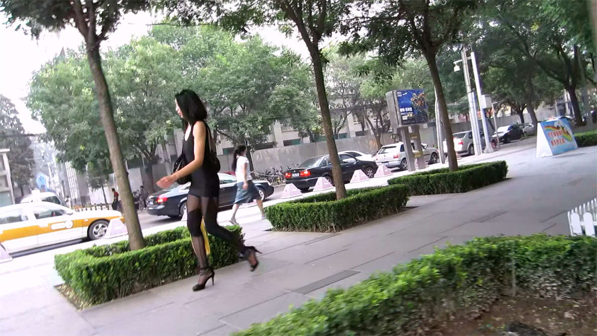 街拍打扮前卫漏背的极品黑丝,真是风骚啊-日更街拍