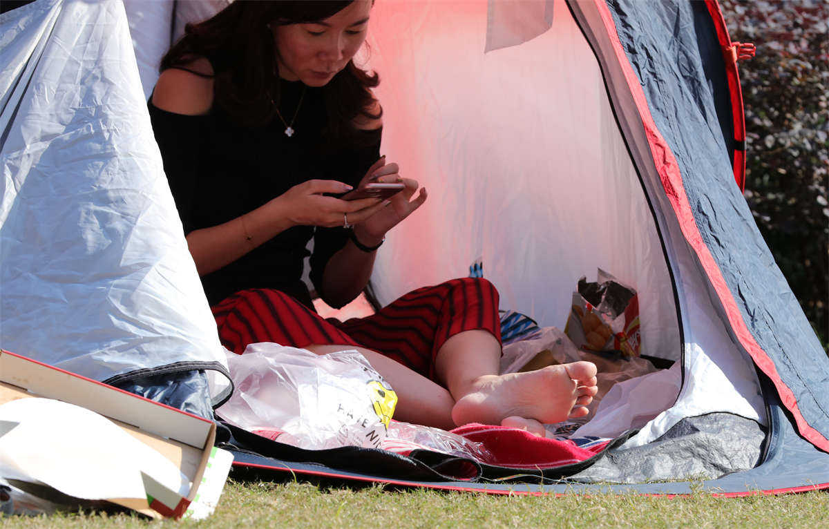 图片[2]-踏青公园街拍系列No.1685 身材高挑，身形窈窕，风姿绰约的女人，脱下高跟的素足一尘不染 第1套-日更街拍