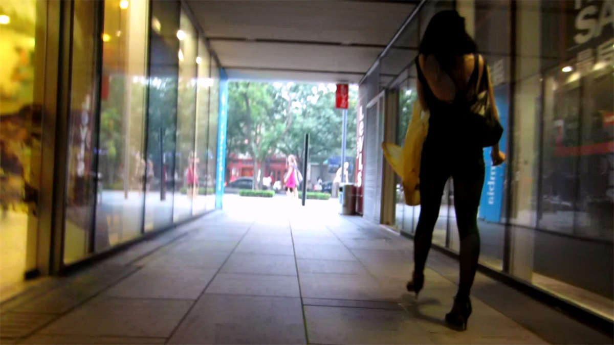 图片[2]-街拍打扮前卫漏背的极品黑丝,真是风骚啊-日更街拍