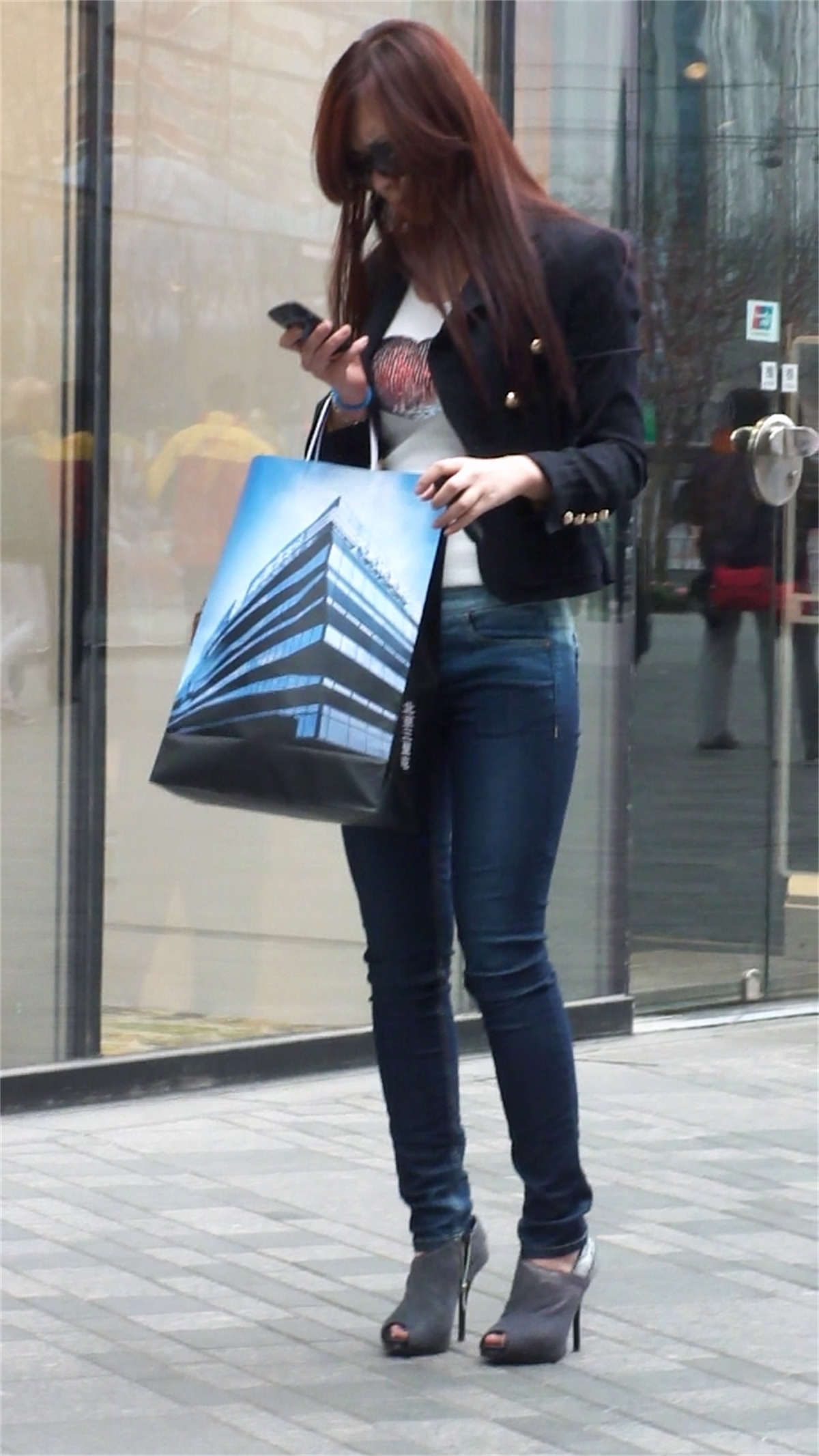 图片[2]-丰满圆润的翘臀的紧身牛仔裤美女-日更街拍