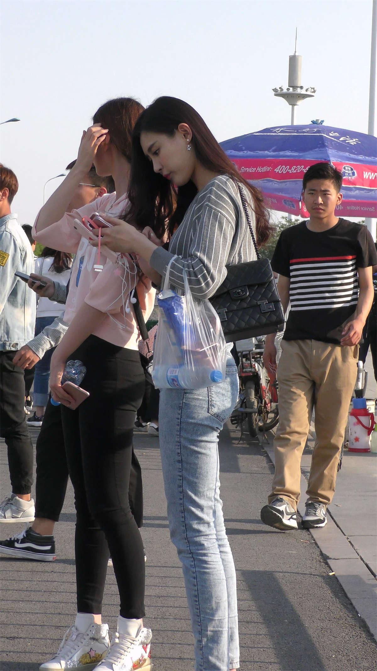 紧身蓝牛条纹衫高挑美女天生丽质-日更街拍