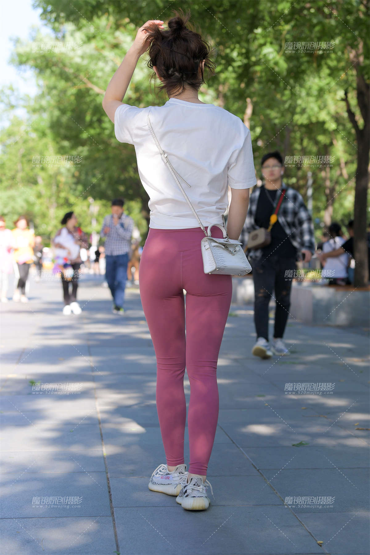 图片[2]-【红石赛帖】搭讪吃冰激凌的性感美女-日更街拍