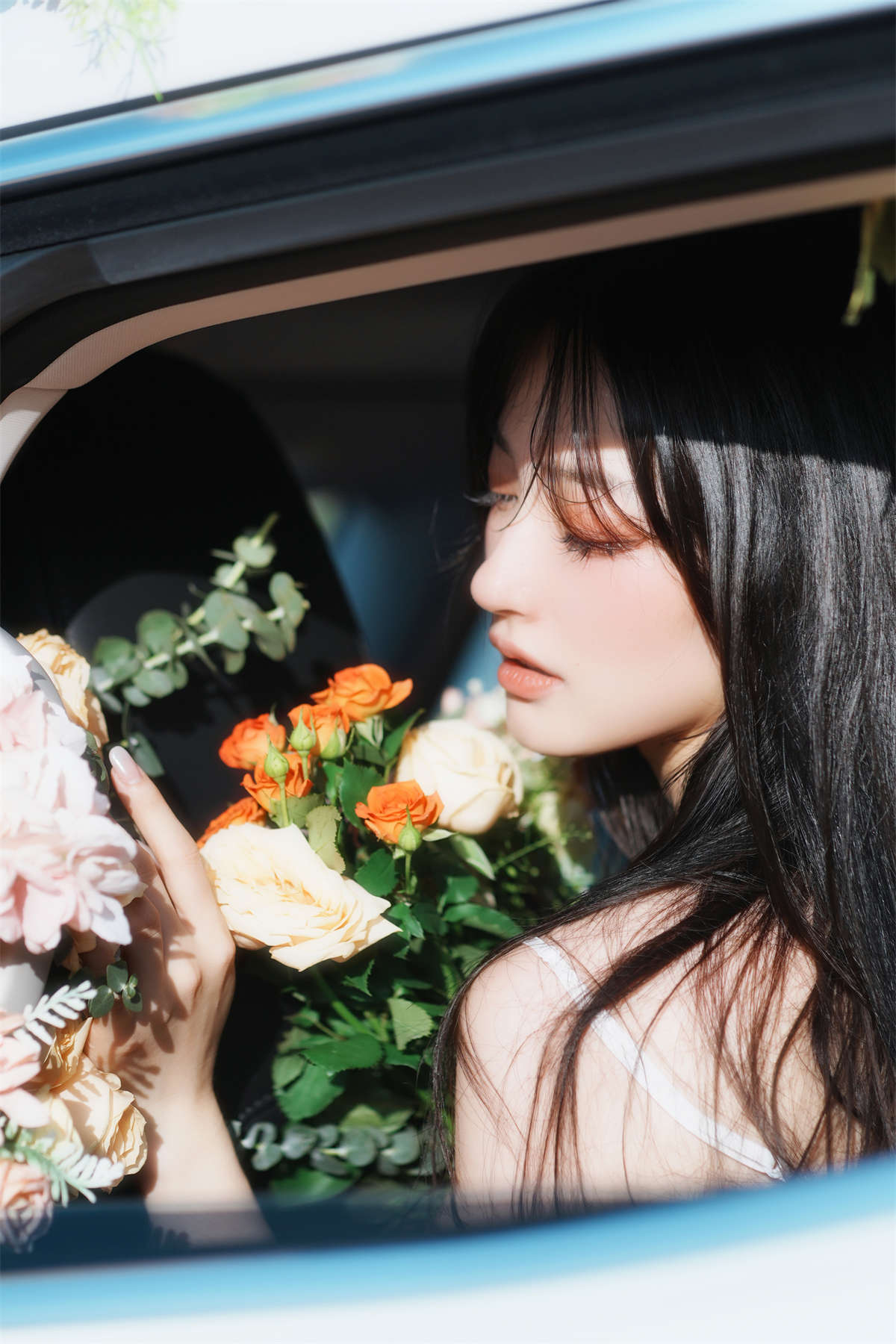 YITUYU艺图语 2024.06.18 鲜花，车与少女 九九诗-日更街拍