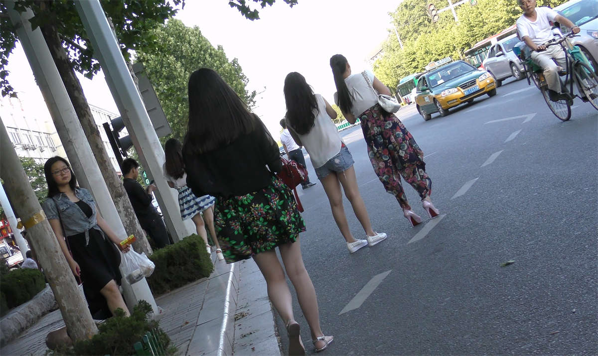 图片[2]-大爱清秀高挑美女的凉拖美足-日更街拍