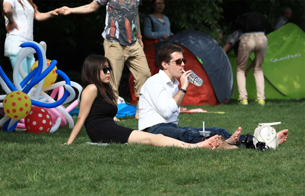 图片[2]-踏青公园街拍系列No.754 携老外男友出场的东方女孩，姿势自然奔放那是必须的 第1套-日更街拍