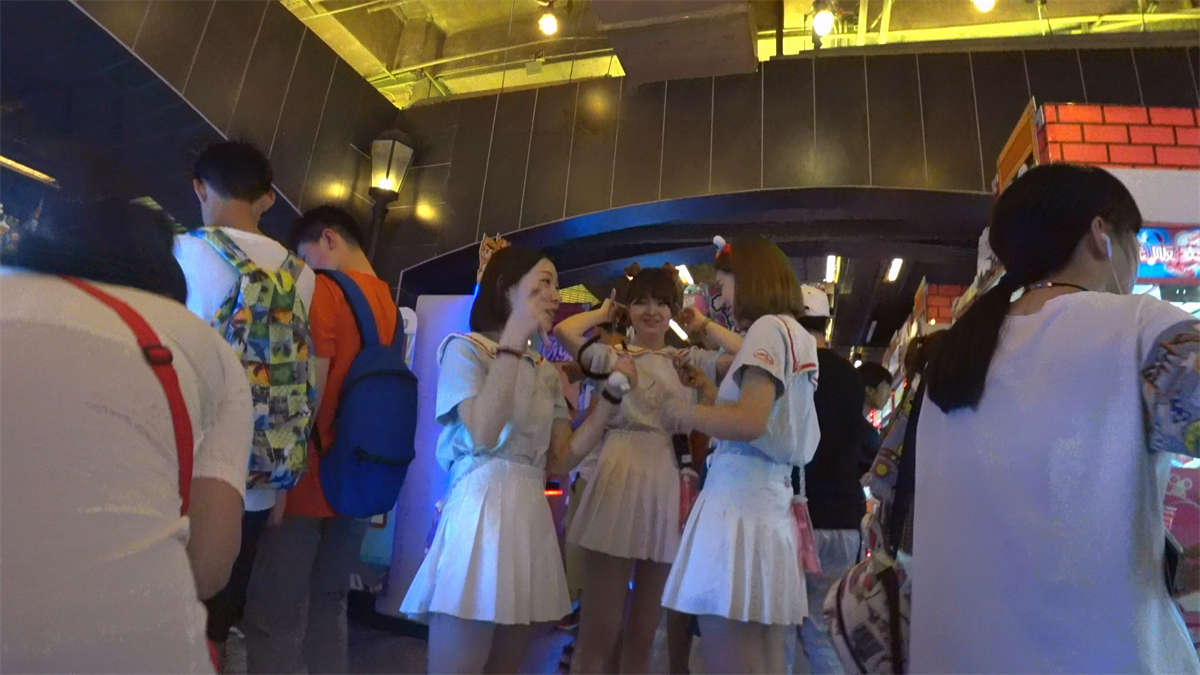 图片[2]-白色超短裙年轻妹子性感白腿-日更街拍