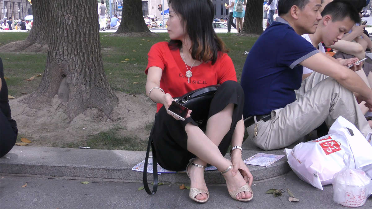 娇嫩的白皙美足-日更街拍