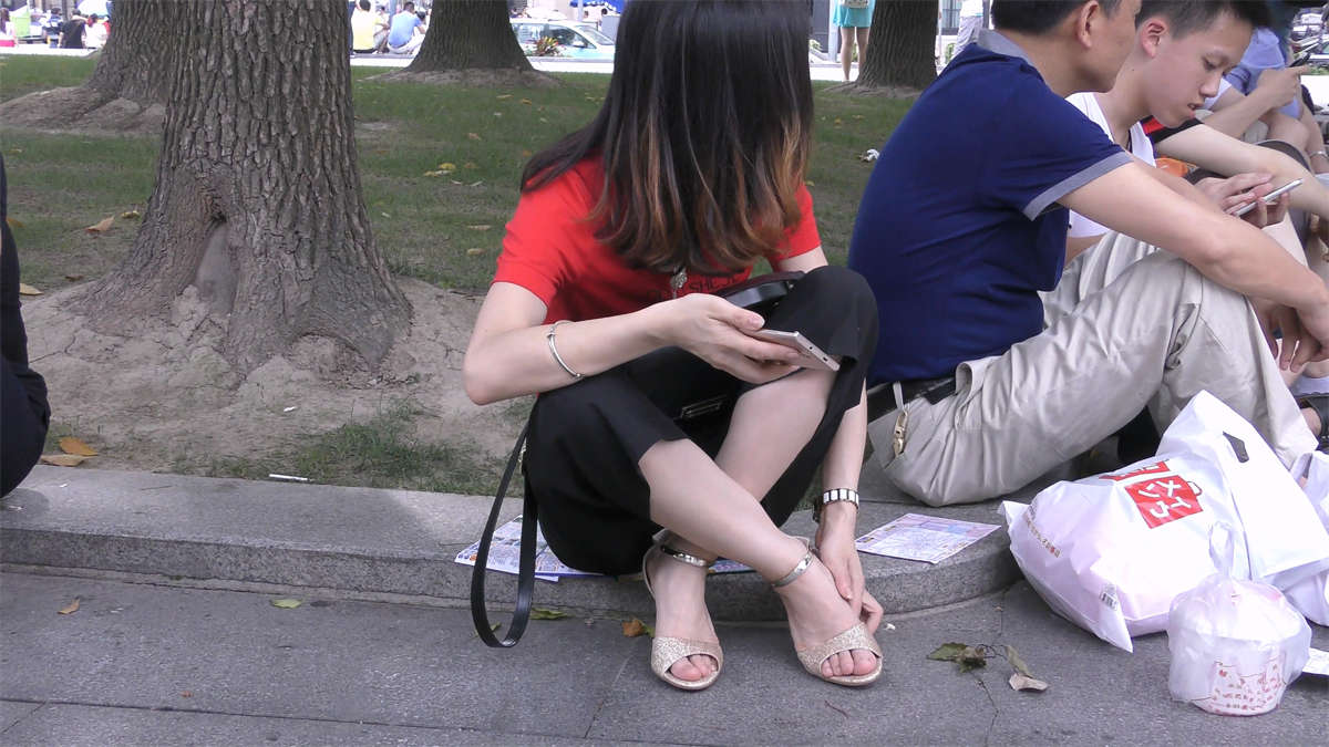 图片[2]-娇嫩的白皙美足-日更街拍