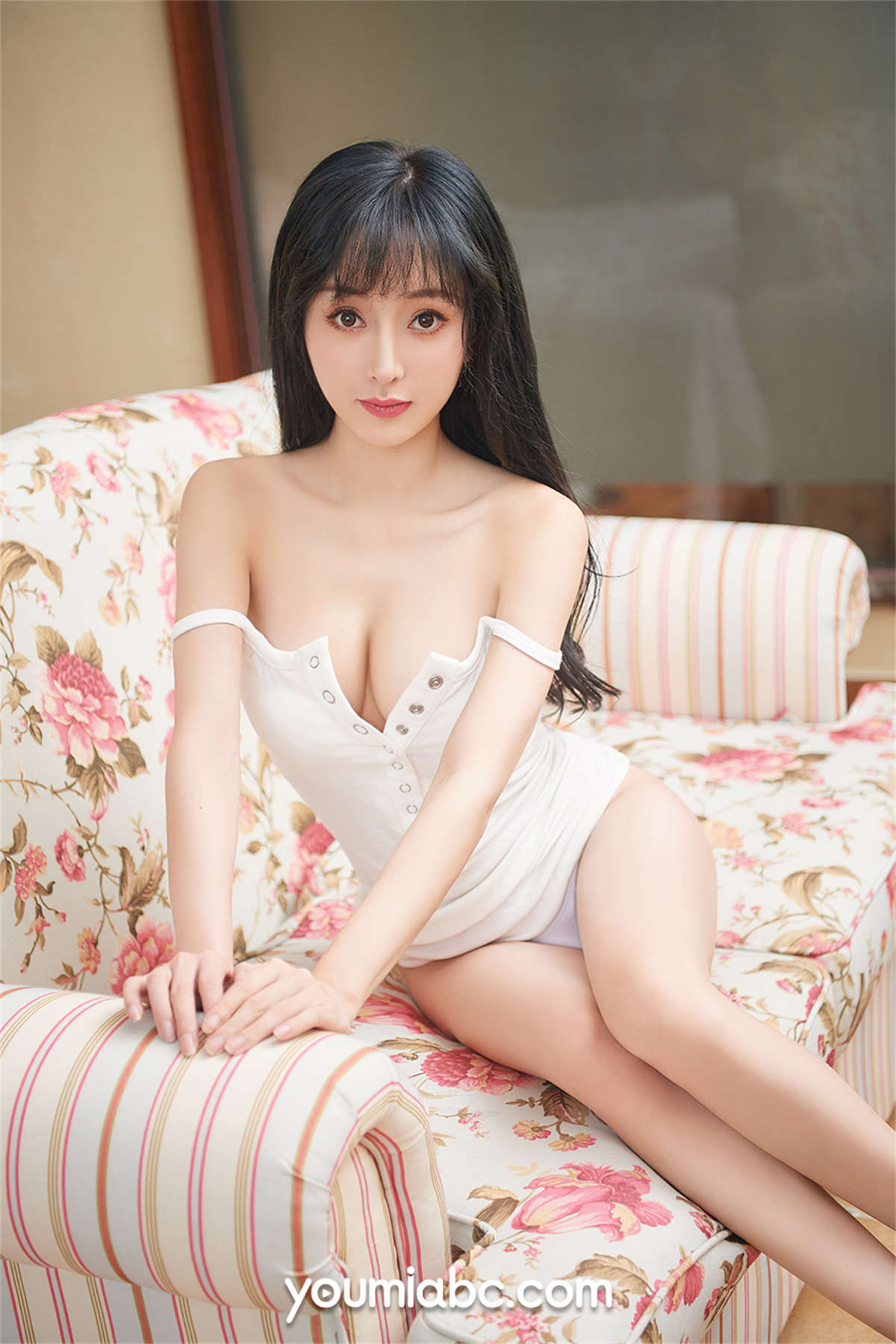 YouMi尤蜜 2020.02.12 邻家小妹 李纤纤-日更街拍