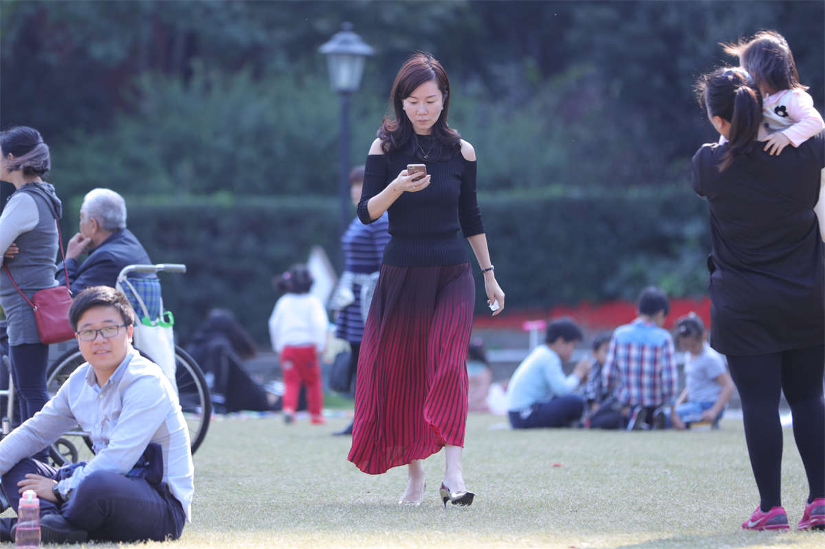 图片[2]-踏青公园街拍系列No.1686 身材高挑，身形窈窕，风姿绰约的女人，脱下高跟的素足一尘不染 第2套-日更街拍