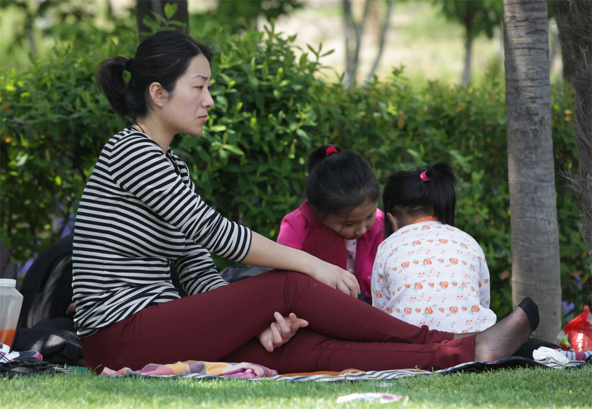 图片[2]-踏青公园街拍系列No.911 透得发亮的少妇超薄黑丝-日更街拍