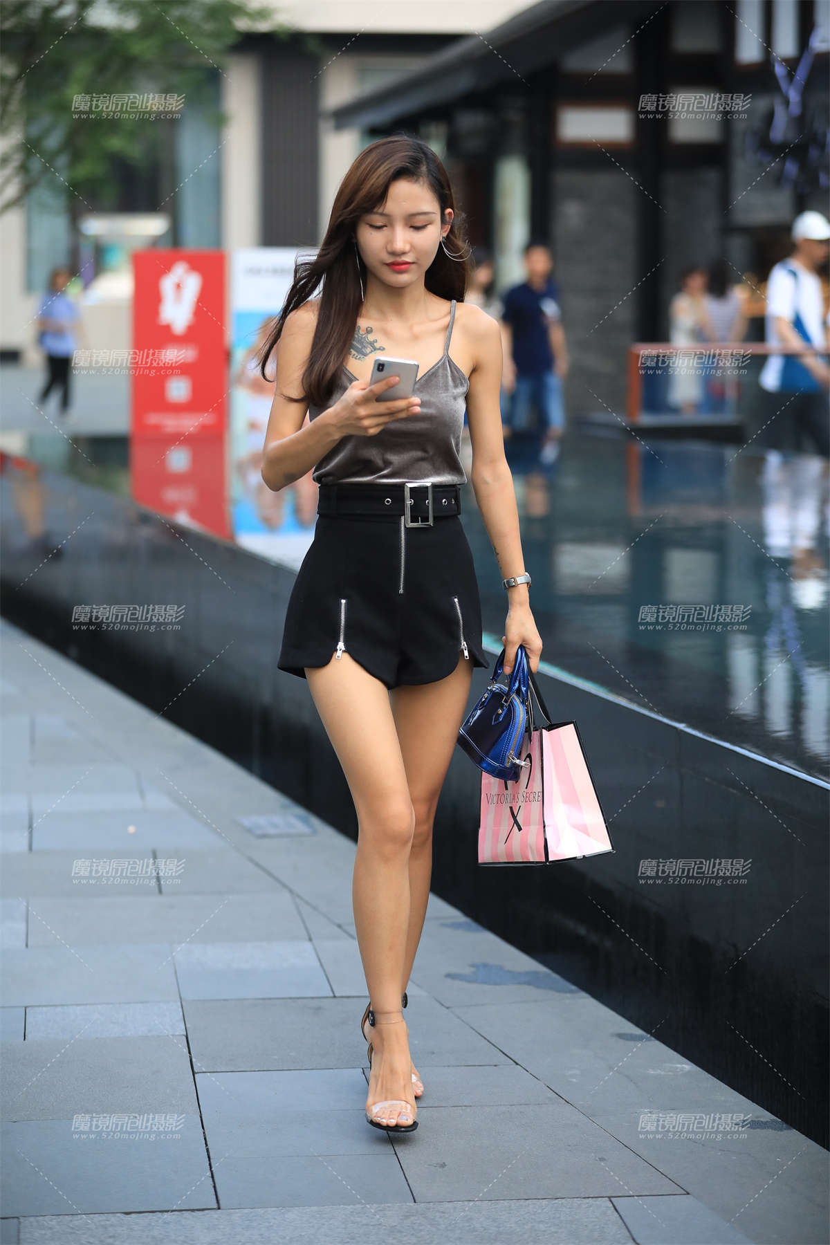 面对镜头 很有礼貌-日更街拍