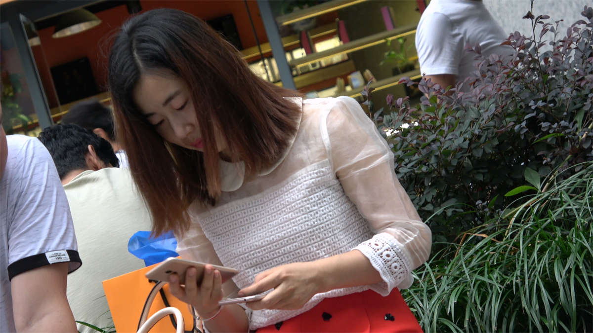 白纱橘红色短裙透明长丝少女-日更街拍