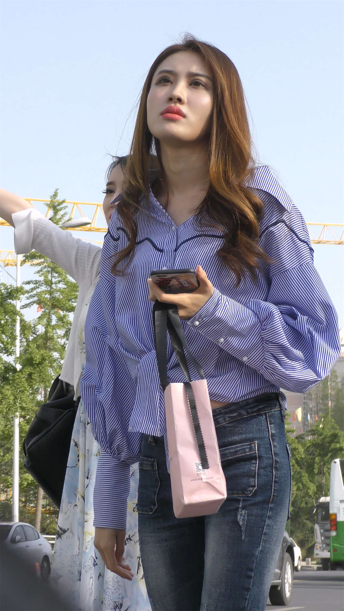 图片[2]-路边等车的牛仔裤衬衫美女-日更街拍