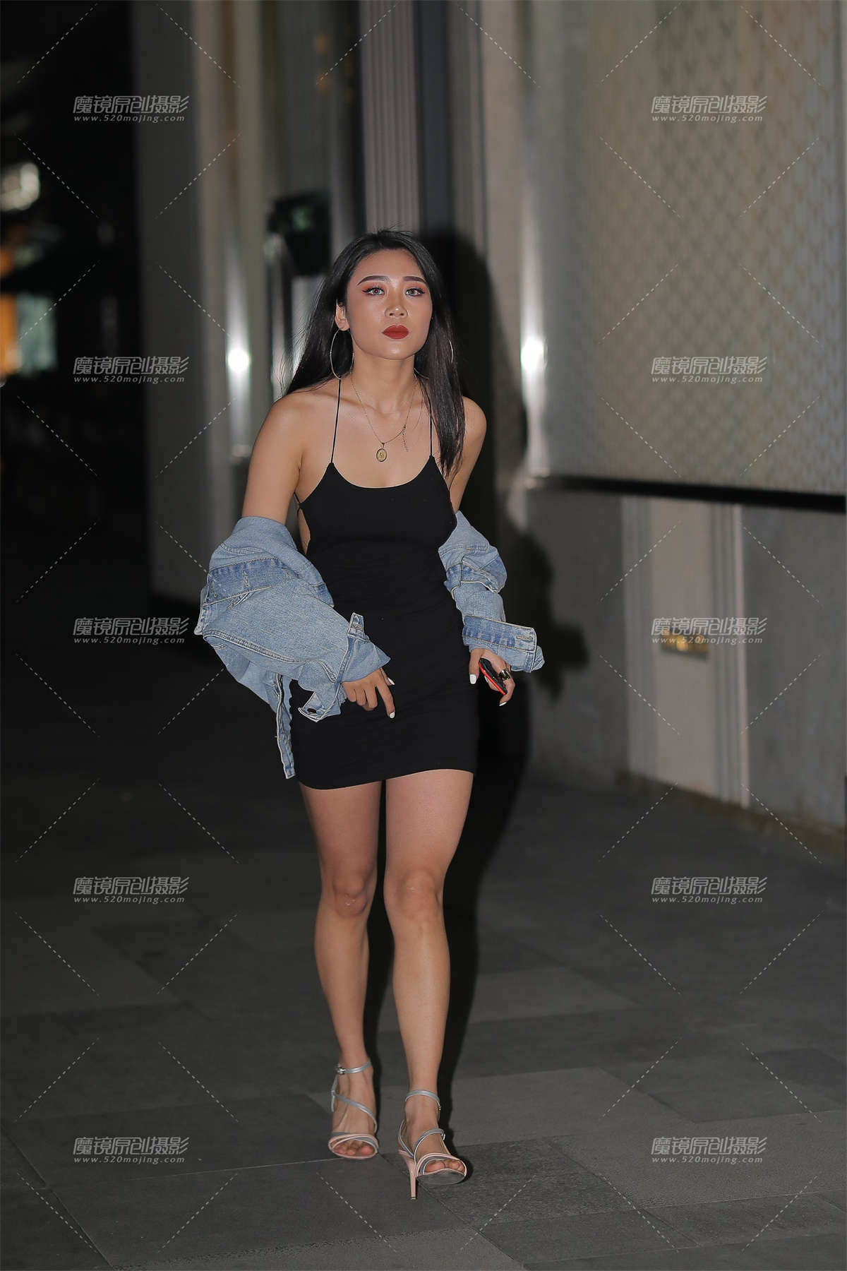 美女这么晚了还在外面 是要去加班吗-日更街拍