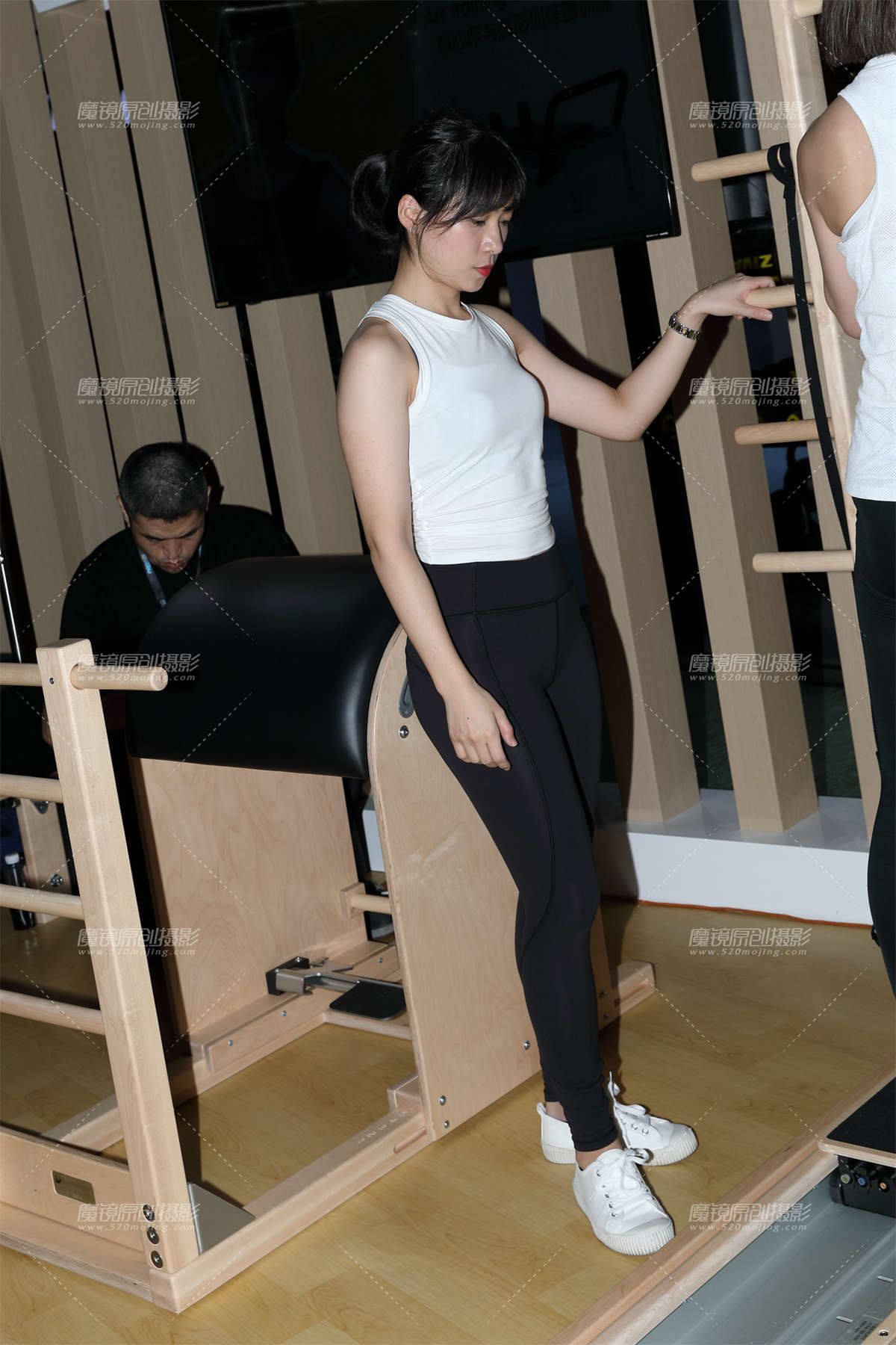 【欧阳赛帖】运动中的黑色紧身裤美女-日更街拍