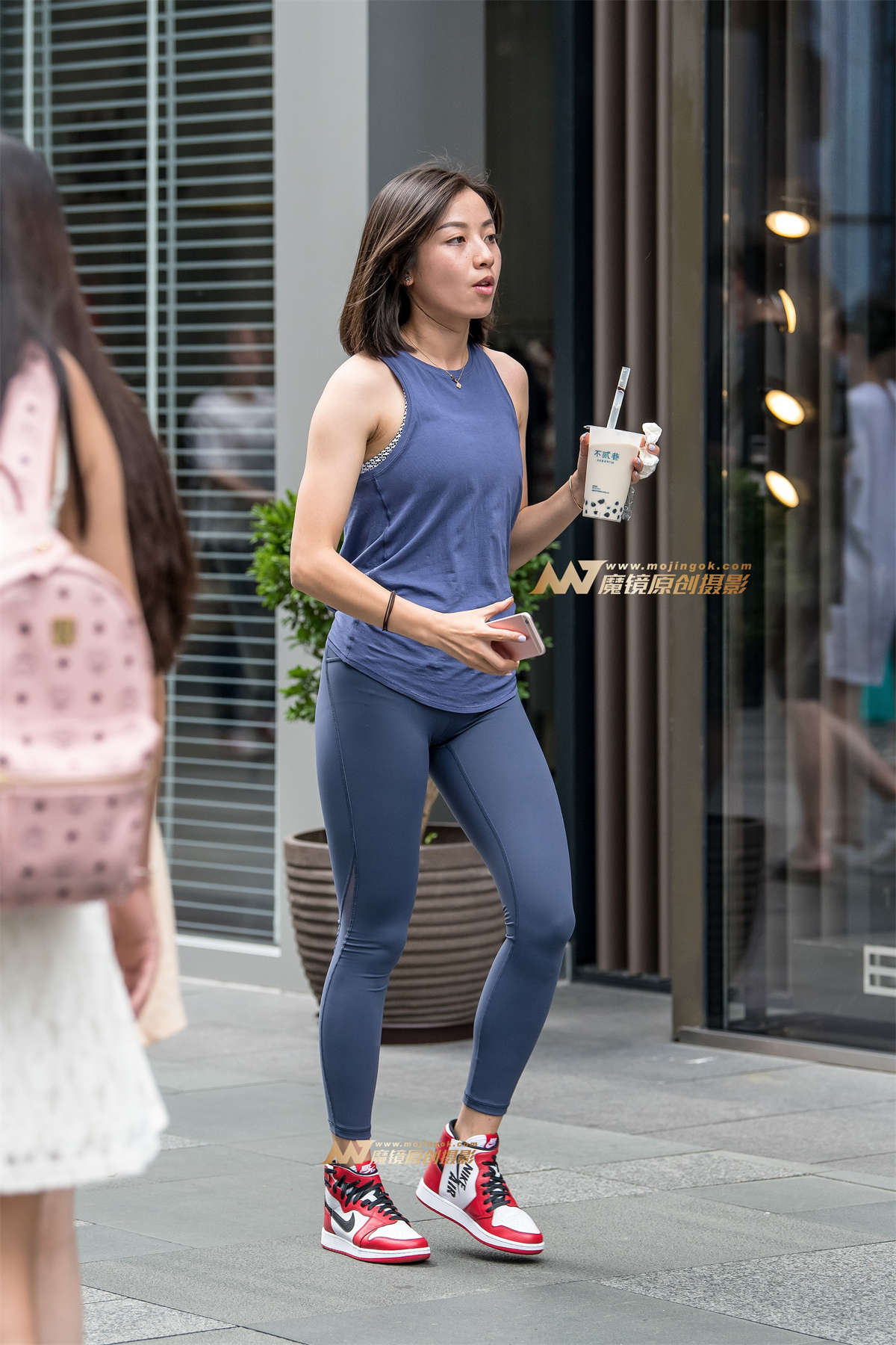 【久久赛帖】蓝色瑜伽裤勾勒完美身形-日更街拍