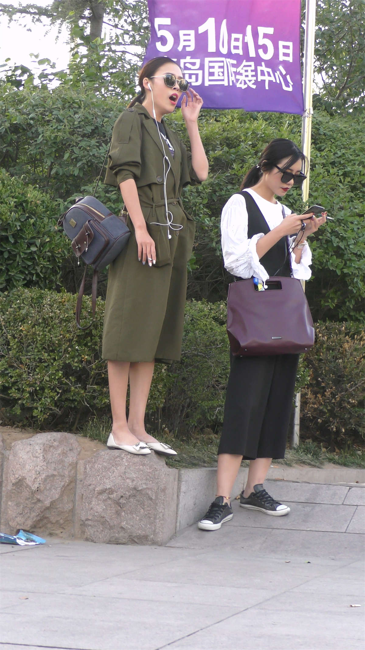 图片[2]-墨绿色大衣美腿漂亮美女-日更街拍