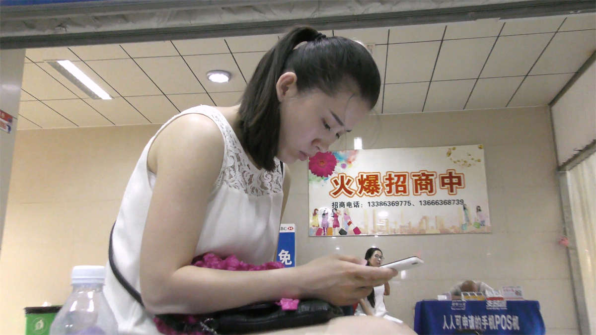 图片[2]-出水芙蓉般白嫩的大腿和美足-日更街拍