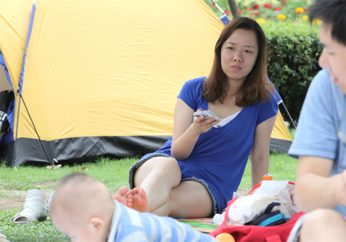 图片[2]-踏青公园街拍系列No.912 长发少妇标准脚底特写-日更街拍