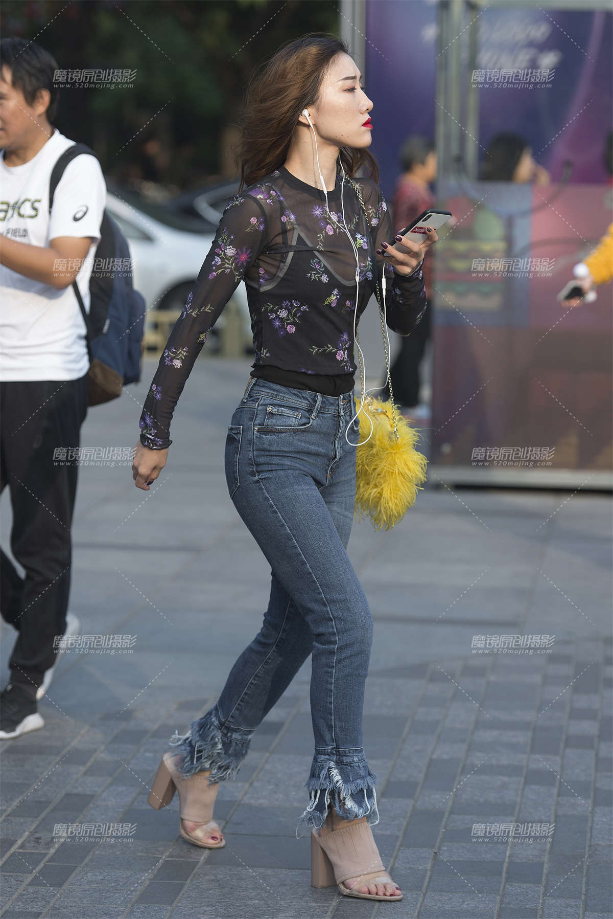 紧身牛仔喇叭裤-日更街拍