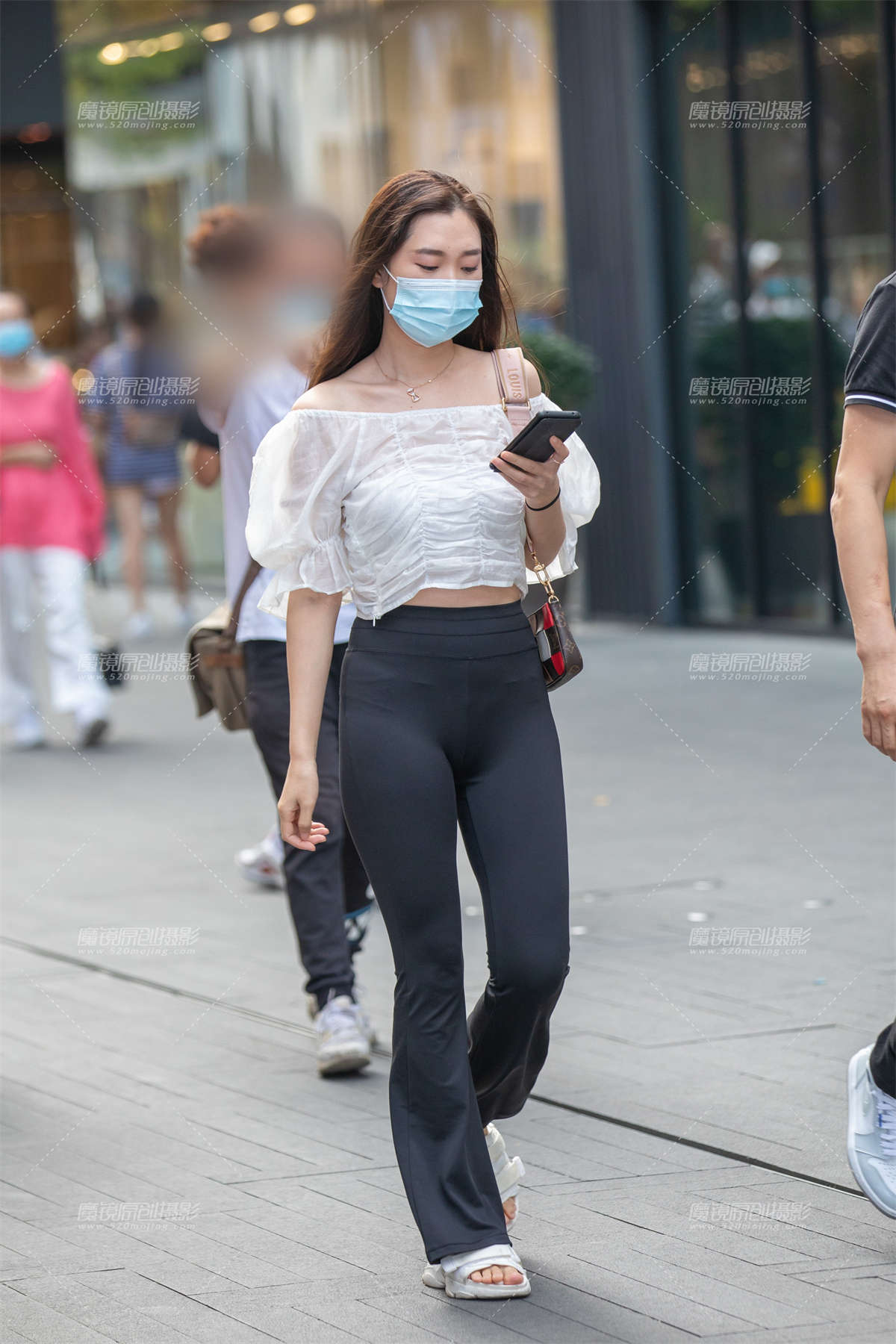 紧身喇叭裤 很显身材呢-日更街拍