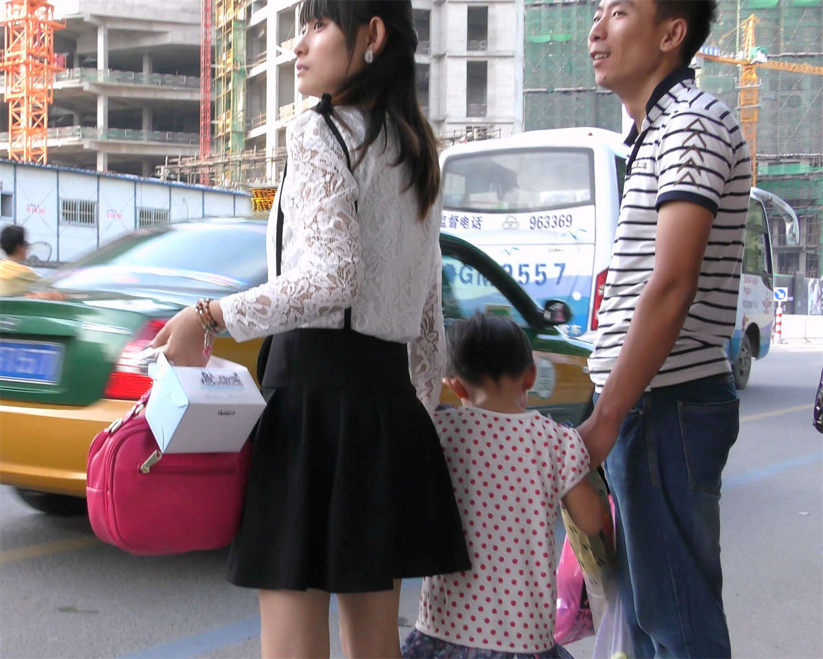 图片[2]-等车的一家-日更街拍