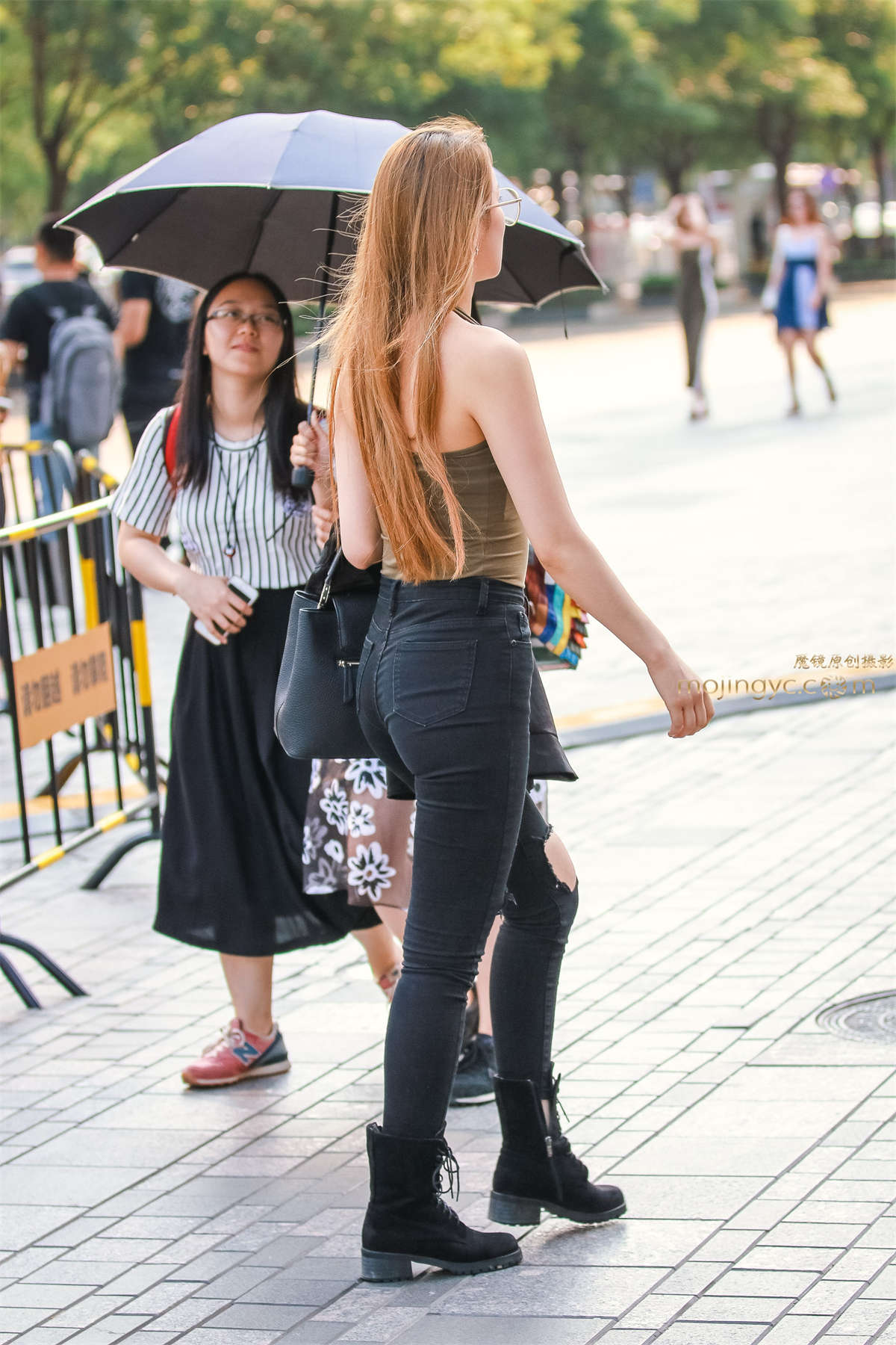 图片[2]-金发紧身翘臀美眉-日更街拍